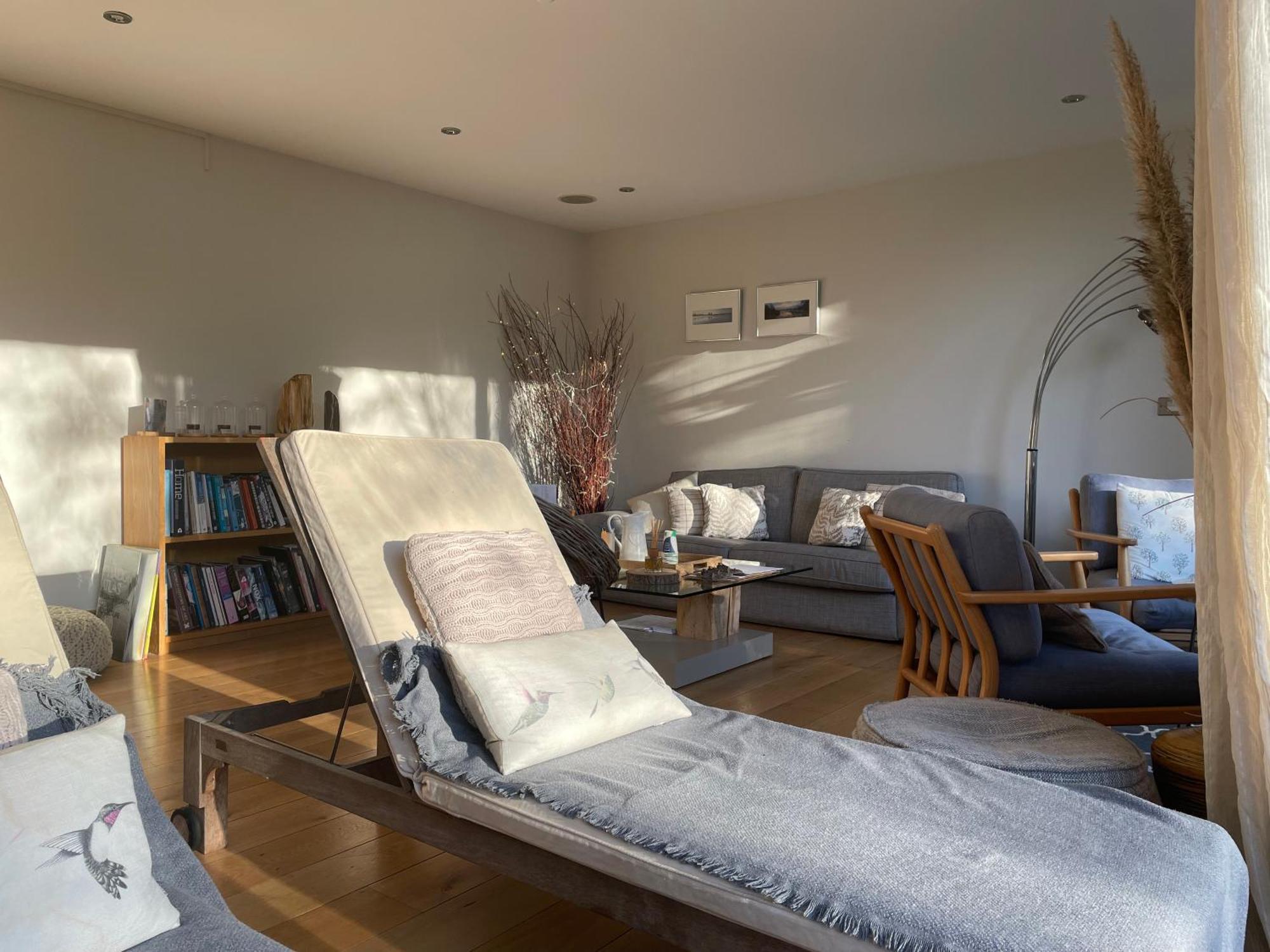 Cosy Cotswold Lodge: Family-Friendly Retreat with Spa and Heated Pools Ashton Keynes Exterior photo