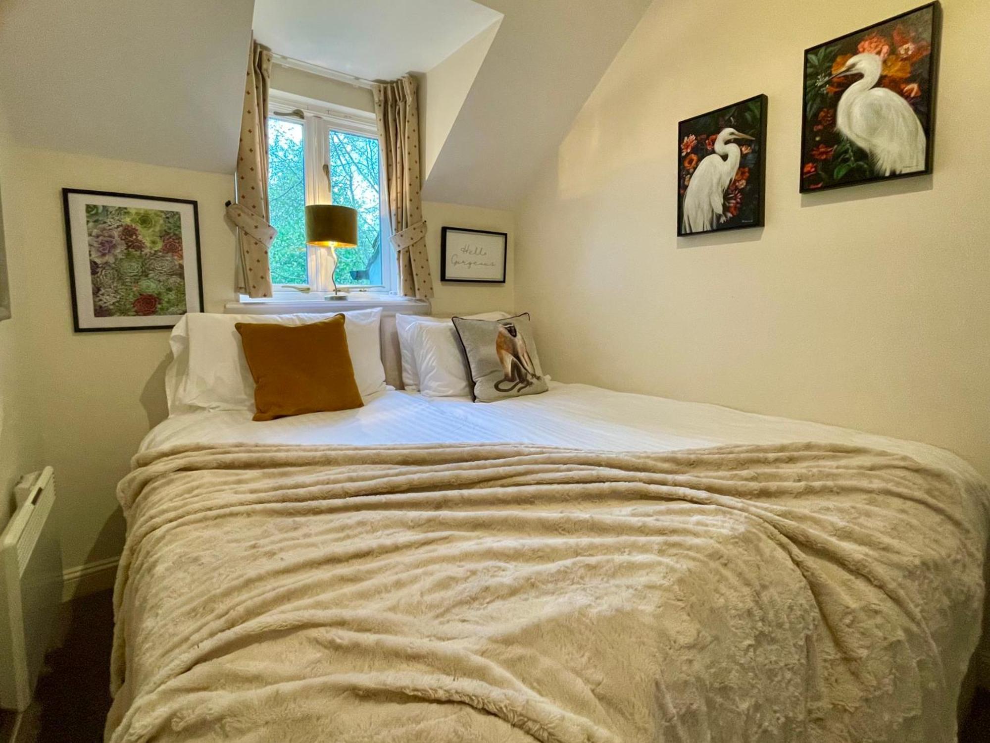 Cosy Cotswold Lodge: Family-Friendly Retreat with Spa and Heated Pools Ashton Keynes Exterior photo
